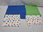 Conjunto de 4 jogos americanos e 4 guardanapos coloridos. Medindo o maior 4cm x 31cm. Peça com marcas de guardado.