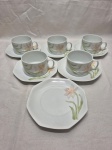 Jogo de 5 xícaras de chá em porcelana Renner floral. Medindo a xícara 8cm x 5,5cm de altura.