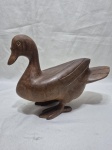Linda escultura na forma de pato em madeira entalhada. Medindo 21cm x 17cm de altura.