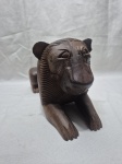 Linda escultura de leão deitado em madeira entalhada. Medindo 35cm x 17cm de altura. Leve perda em uma orelha.