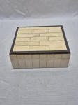 Linda caixa retangular em madeira revestida com lâminas de osso, da loja Pao-Pao Itaipava. Medindo 16cm x 14cm x 6cm de altura.