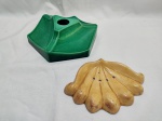 Lote de saboneteira na forma de cacho de banana e base verde em porcelana. Medindo a base 21cm x 6cm de altura.