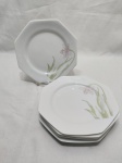Jogo de 5 pratos de sobremesa em porcelana Renner flor rosa. Medindo 20cm de diâmetro.