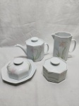 Jogo de servir chá, café com 4 peças em porcelana Renner flor rosa. Composto de bule, leiteira, açucareiro e manteigueira.