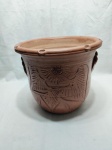 Linda cachepot em cerâmica crua trabalhada. Medindo 31cm x 27cm de altura.