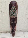 Arte africana de máscara, carranca para pendurar em madeira ricamente entalhada. Medindo 102cm x 21cm.