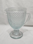 Linda jarra para agua, suco em grosso vidro moldado padrão pontas de diamante. Medindo 14cm x 21cm de altura.