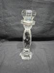 Castiçal em torre de cristal com base facetado. Medindo 9,5cm de base x 28cm de altura. Com pequena batida como demonstra fotos.
