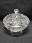 Compoteira redonda em cristal moldado. Medindo 18cm x 8,5cm de altura.Pequena bicado na tampa.