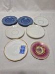 Lote de 7 pires de café em porcelanas diversas. Medindo 11cm de diâmetro.