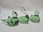 Lote de 3 enfeites, miniaturas de aves em vidro verde. Medindo o maior 8cm de altura.