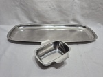 Lote de travessa de peixe e molheira em aço inox Meridional. Medindo a travessa 52,5cm x 22cm.