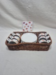 Jogo de cesta em ratam, 6 xícaras de café e 1 quadrinho decorativo em porcelana. Medindo a cesta 30cm x 15cm x 6cm de altura.
