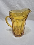 Linda jarra de água, sucos em vidrão âmbar moldado. Medindo 13cm x 22cm de altura.