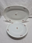 Lote de travessa oval com 3 pratos rasos de mesa em porcelana Renner floral com friso ouro. Medindo a travessa 36,5cm x 25cm.