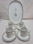 Lote de travessa oval e 4 xícaras de café em porcelana Real floral. Medindo a travessa 28cm x 18cm.