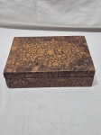 Caixa retangular em madeira marchetada. Medindo 24,5cm x 17,5cm x 6,5cm de altura.