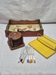 Lote de bandeja retangular em madeira, descansos de copo em madeira, etc. Medindo a bandeja 32cm x 22cm x 6,5cm de altura.