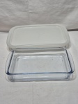 Lote de 2 travessas retangulares em vidro temperado, sendo uma com tampa. Medindo o maior 34,5cm x 21cm x 5cm de altura.