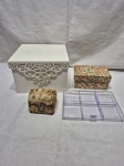Lote de 3 caixas decorativas em madeira e 1 caixa organizadora em acrílico. Medindo a maior 20,5cm x 20,5cm x 13,5cm de altura.
