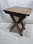 Linda banqueta em madera ripada dobrável. Medindo 32cm x 32cm x 44cm de altura, medindo 49cm x 31cm fechado.