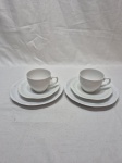 Par de trios de chá com bolo em porcelana branca com relevos. Medindo a xícara 8cm x 7cm de altura.