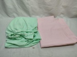 Lote de 2 lençóis de solteiro, sendo o verde com elástico. Medindo o rosa 240cm x 150cm. Peças com marcas de guardado.