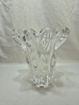 Lindo vaso floreira em grosso cristal frances "Art Vennes". Medindo 25cm x 30cm de altura.