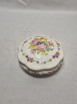 Linda caixa redonda decorativa em porcelana Zappi floral. Medindo 9,5cm x 5cm de altura.