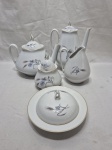 Jogo de servir chá, café com 5 peças em porcelana Real floral com friso ouro. Medindo o bule 19cm de altura, com pequeno bicado na tampa da mantegueira.