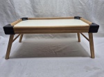 Bandeja retangular de cama em madeira com pés dobráveis. Medindo 48cm x 28cm x 23cm de altura.