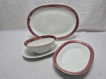 Jogo de 2 travessas e 1 molheira em porcelana Renner Donaire, barra vinho com ouro. Medindo molheira 17cm x 10cm x 8cm de altura, travessas 33cm x 23cm; 23cm x 16cm x 4,5cm de altura.
