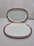 Jogo de 2 travessas ovais rasas em porcelana Renner Donaire, barra vinho com ouro. Medindo 36cm x 25cm; 40cm x 27cm.