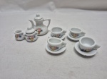 Miniatura - Jogo de servir chá com 7 peças em porcelana com pintura de flores. Medindo o maior 4cm de altura.