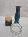 Lote de vaso solifleur em porcelana, cinzeiro em vidro e castiçal em metal. Medindo o vaso 20cm de altura.