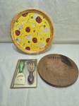 Lote de prato de pizza em porcelana, tábua de queijo em madeira, garfo e faca de queijo em aço inox. Medindo o prato 29cm de diâmetro.