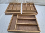Lote de 3 organizadores de talher em madeira. Medindo 30,5cm x 23cm x 4,5cm de altura.