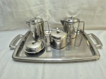Jogo de servir chá, café com 5 peças em aço inox. Medindo a bandeja 44cm x 35cm x 55cm alça a alça.