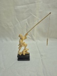Linda escultura de sábio oriental em marfim com base em madeira. Medindo 16cm de altura.