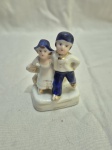 Lindo paliteiro com escultura de casal holandês em porcelana Ferreira. Medindo 8cm de altura.