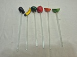 Jogo de 6 mexedores em vidro com frutas em isopor. Medindo 23cm de comprimento.