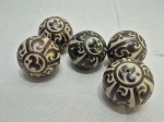 Jogo de 5 bolas decorativas em cerâmica pintada. Medindo 5cm de diâmetro.