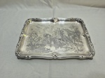 Linda bandeja retangular sem alça em prata 90 Eberle ricamente cinzelado. Medindo 25cm x 19cm.