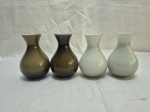 Jogo de 4 vasos floreiras bojudos em vidro opalinado. Medindo 10cm de altura. Um deles com pequeno bicado.