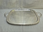 Linda bandeja retangular em prata 90 modelo X. Medindo 51cm x 43cm x 63cm alça a alça. Leve desgaste no banho.