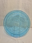 Lindo prato de bolo em vidro azul moldado. Medindo 34cm de diâmetro.
