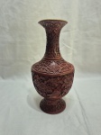 Lindo vaso bojudo em lacca oriental, metal esmaltado trabalhado com relevos. Medindo 24cm de altura. Com pequena mossa.