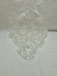 Jogo de 6 copos de suco em cristal inglês Thos Webb ricamente lapidado. Medindo 7,5cm x 10,5cm de altura. Sendo 2 copos com pequenos bicados.