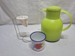 Lote de caneca em ágata, garrafa térmica e coador de café. Medindo a garrafa 22cm de altura.