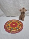 Lote de placa decorativa em vidro e busto feminino em cerâmica. Medindo 19cm de altura.